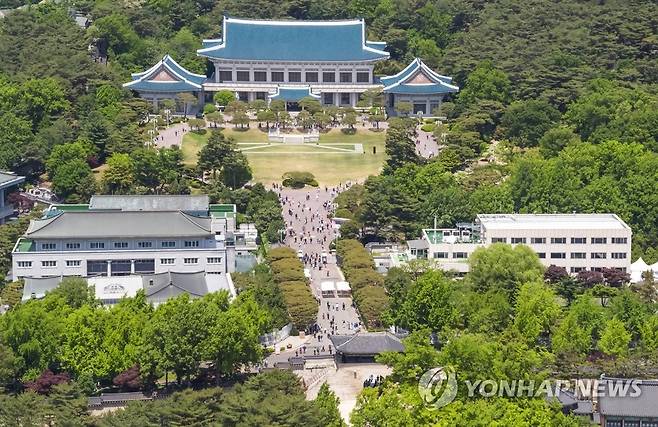 시민에게 활짝 문 연 청와대 (서울=연합뉴스) 김인철 기자 = 청와대 개방 후 첫 일요일인 15일 오후 청와대 본관 모습. 2022.5.15 yatoya@yna.co.kr