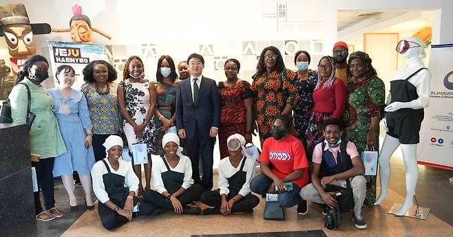 나이지리아 제주해녀문화전시 관람객 기념사진(가운데가 김창기 문화원장) [주나이지리아문화원 제공·재판매 및 DB 금지]