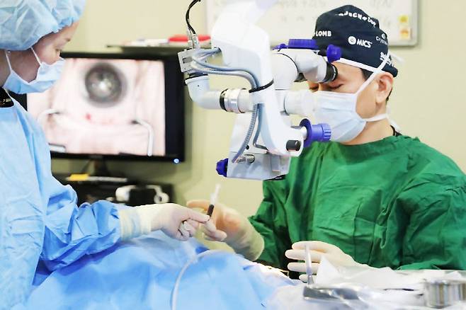 강남서울밝은안과 박형직 원장이 백내장으로 시야가 혼탁해져 생활이 불편해진 환자의 수술을 진행하고 있다.