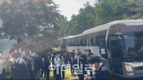 18일 국민의힘 의원들과 정부부처 관계자들이 KTX 특별열차에서 내려 1,2,3호 버스로 나눠 타 국립 5·18 민주묘지에 도착했다. (사진=배진솔기자)
