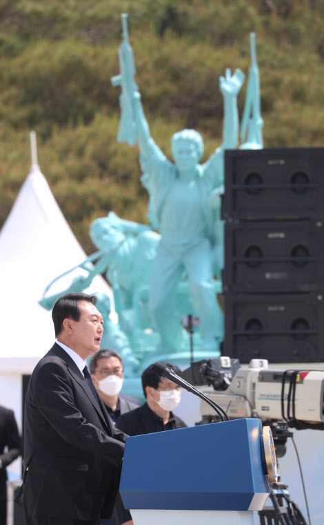 윤석열 대통령이 18일 오전 광주 북구 국립 5·18 민주묘지에서 열린 제42주년 5·18민주화운동 기념식에서 기념사 하고 있다. (사진=공동취재)