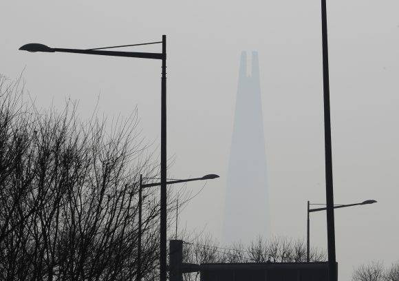 수도권 초미세먼지 농도가 '나쁨' 수준이었던 지난 3월 16일 서울 송파구 롯데월드타워가 짙은 안개에 가려 잘 보이지 않고 있다. [사진=뉴스1]