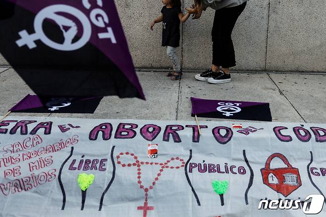 스페인 마드리드에서 지난해 9월28일 국제 안전 낙태의 날을 맞아 낙태권 지지 시위가 열린 모습. 2021. 9. 28. © 로이터=뉴스1 © News1 최서윤 기자