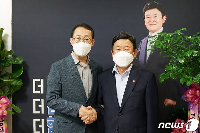 김광수 제주교육감 후보(오른쪽)와 고창근 전 도교육청 국장이 선거사무소에서 악수하고 있다(김광수 캠프 제공)© 뉴스1