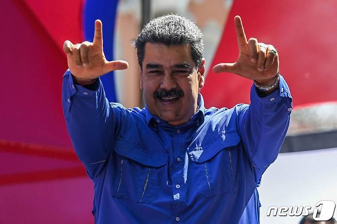 메이데이(국제노동절)인 지난 1일 니콜라스 마두로 베네수엘라 대통령이 수도 카라카스 집회에서 연설하기 위해 노동자들 앞에 선 모습. 2022. 5. 1. © AFP=뉴스1 © News1 최서윤 기자