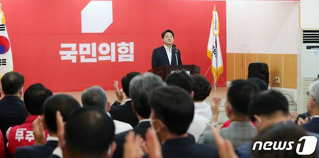 이준석 국민의힘 대표가 18일 전북 전주시 국민의힘 전북도당에서 열린 제8회 전국동시지방선거 국민의힘 전북도당 선거대책위원회 발대식에 참석해 인사말을 하고 있다. 2022.5.18/뉴스1 © News1 유경석 기자