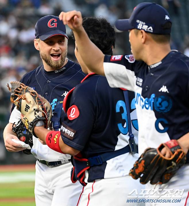 2022 KBO리그 KIA 타이거즈와 롯데 자이언츠의 경기가 17일 부산 사직구장에서 열렸다. 3회초 1사 1,2루 KIA 김선빈 타석때 견제구로 두명의 주자를 모두 잡아낸 롯데 스파크맨이 기쁨을 나누고 있다. 부산=허상욱 기자wook@sportschosun.com/2022.05.17/