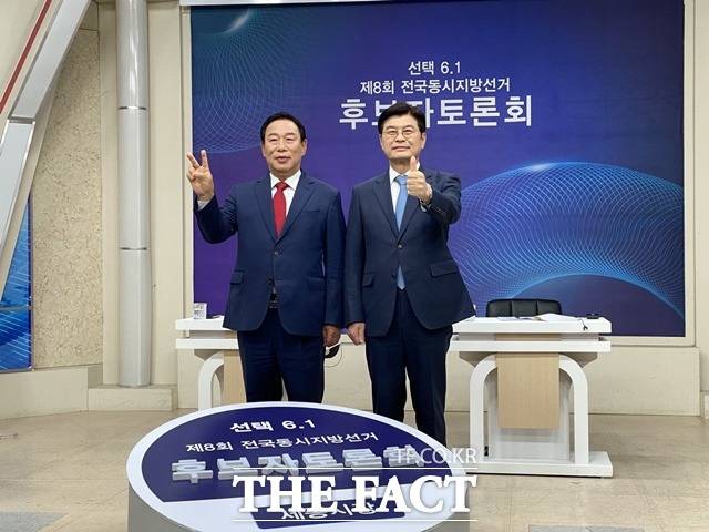 토론 시작 전 더불어민주당 이춘희 후보와 국민의힘 최민호 후보가 파이팅을 외치고 있다. / 세종 = 표윤지 기자