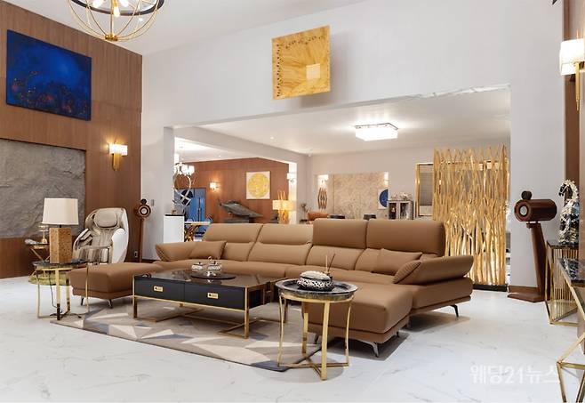 SBS 월화드라마 <사내맞선> 주인공 강태무(안효섭 분)의 저택 거실에 놓인 에몬스가구 '워너비 라운지' 소파.