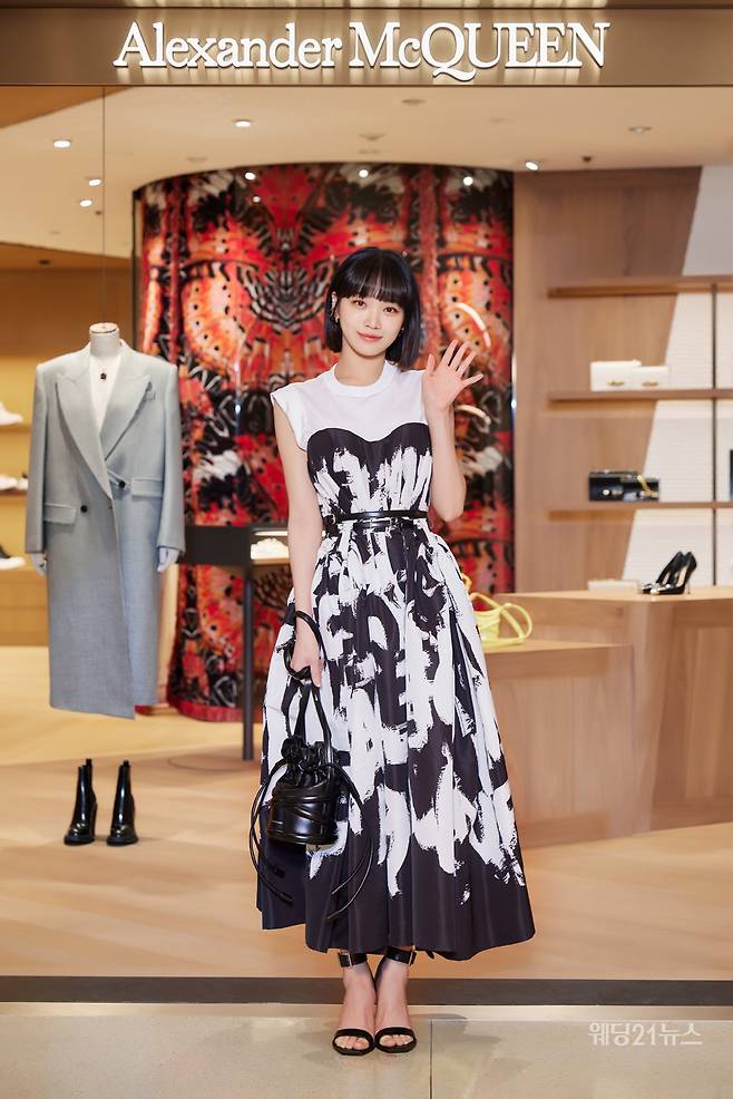 사진 : 알렉산더 맥퀸(Alexander McQueen), 롯데백화점 본점 리오프닝 행사 셀럽 '김채원 Kim Chaewon' (사진제공 : 알렉산더 맥퀸)