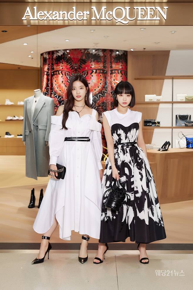 사진 : 알렉산더 맥퀸(Alexander McQueen), 롯데백화점 본점 리오프닝 행사&nbsp;셀럽 '카즈하 KAZUHA & 김채원 Kim Chaewon' (사진제공 : 알렉산더 맥퀸)
