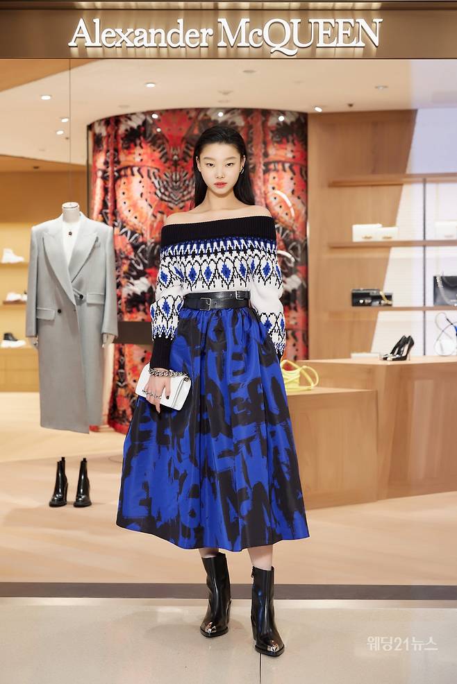 사진 : 알렉산더 맥퀸(Alexander McQueen), 롯데백화점 본점 리오프닝 행사 셀럽 '모델 배윤영 Bae Yoon Young' (사진제공 : 알렉산더 맥퀸)