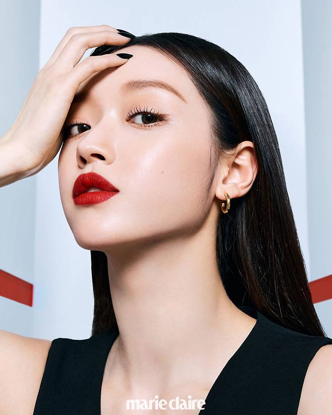 사진 : 입생로랑 뷰티(YSL BEAUTY), 오마이걸 유아 '더 슬림 벨벳' 화보 (사진 제공 : 마리끌레르 / 입생로랑 뷰티)