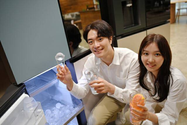 크래프트 아이스는 약 50밀리미터(mm) 지름의 고급스러운 원형 얼음이다. (사진=LG전자)