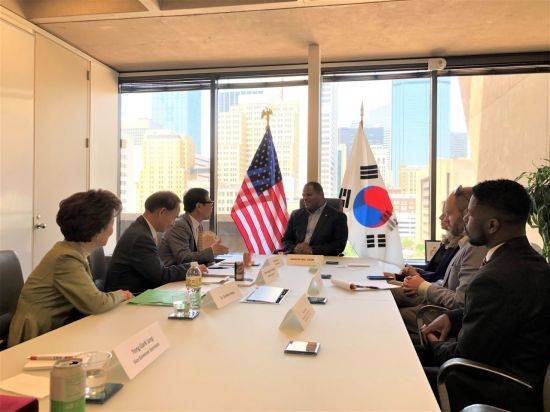 하대성 경제부지사가 달라스시 에릭 존슨(Eric Johnson)시장과 면담 중이다.