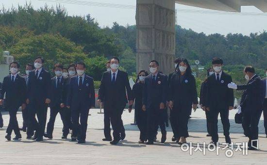 윤석열 대통령과 국민의힘 의원들이 18일 열린 42주년 5.18민주화운동 기념식에 참석하고 있다.