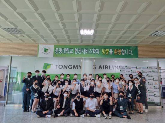부산경남지역 고등학교 3학년 학생들이 동명대학교 항공서비스학과에서 다양한 항공서비스를 실습하고 단체 기념사진을 찍고 있다.