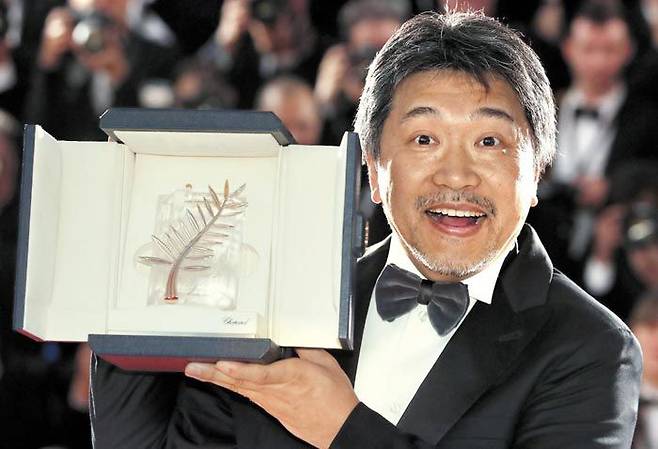 영화‘만비키 가족’으로 제71회 칸영화제 황금종려상을 받은 일본 고레에다 히로카즈 감독이 트로피를 들어 보이고 있다.