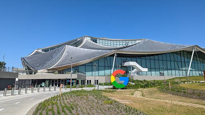 17일(현지시각) 미 실리콘밸리 마운틴뷰에서 문을 연 구글의 새 오피스 건물 베이뷰 모습. /김성민 기자
