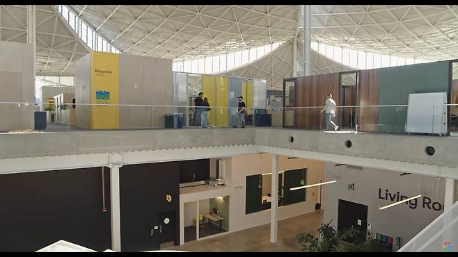 17일(현지시각) 미 실리콘밸리 마운틴뷰에서 문을 연 구글의 새 오피스 건물 베이뷰 모습. /구글 유튜브 캡처