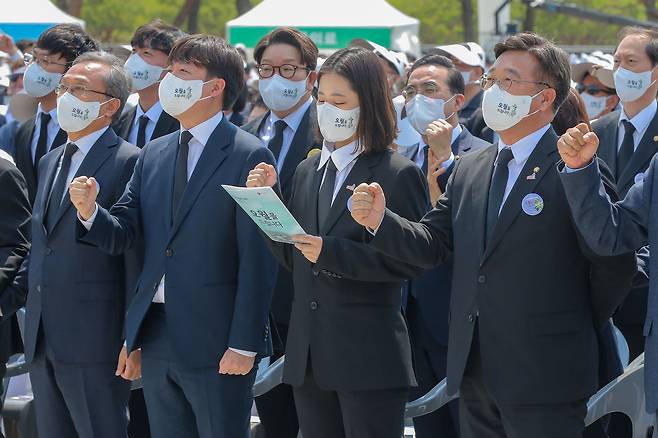 더불어민주당 박지현(가운데) 공동비상대책위원장이 18일 광주 북구 운정동 국립5·18민주묘지에서 열린 제42주년 5·18광주민주화운동 기념식에서 '임을 위한 행진곡'을 제창하고 있다. /연합뉴스