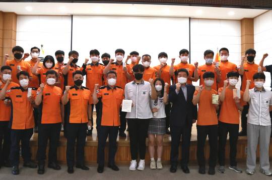 공주소방서(서장 강종범)는 공주정보고등학교 소방안전과 학생들이 감사 편지와 함께 정성스럽게 포장한 간식을 갖고 방문해 대원들의 감동을 자아냈다. 사진=공주소방서 제공