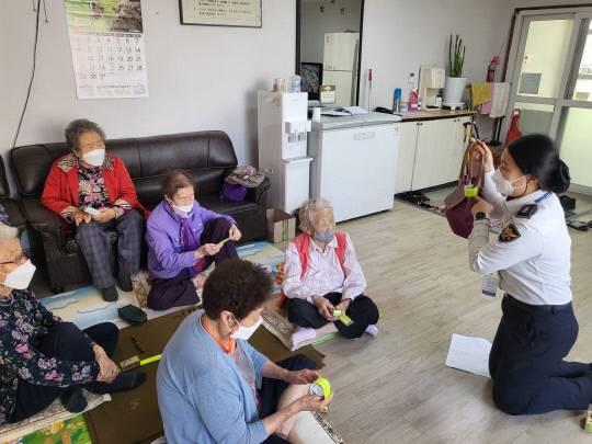 대전둔산경찰서는 내달까지 지역 70여 개 노인정을 방문해 어르신을 대상으로 무단횡단 사고 예방을 위한 교통안전교육을 실시한다. 사진=대전경찰청 제공