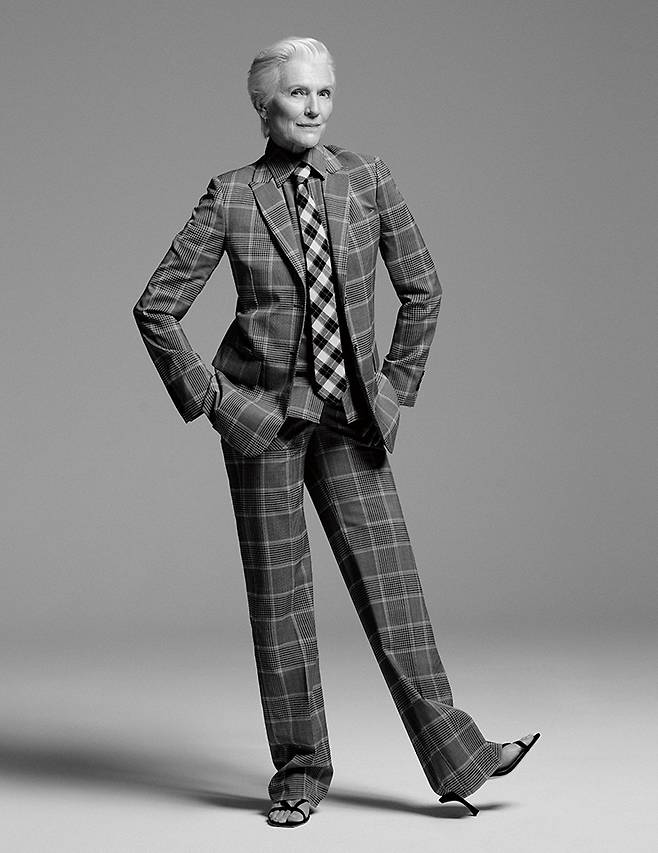 체크 패턴의 수트 세트업과 타이는 Paul Smith. 샌들은 Jimmy Choo. 이어링은 Venyx.