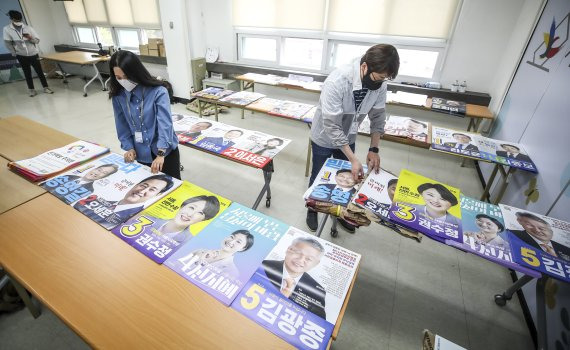 [서울=뉴시스] 정병혁 기자 = 제8회 전국동시지방선거 공식 선거운동을 하루 앞둔 18일 오후 서울 종로구 서울시선거관리위원회에서 직원들이 접수된 서울시 후보들의 벽보를 확인하고 있다. 2022.05.18. jhope@newsis.com <저작권자ⓒ 공감언론 뉴시스통신사. 무단전재-재배포 금지.> /사진=뉴시스화상