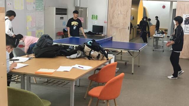 청소년센터 고래에서 학생들이 탁구를 하며 휴식을 취하고 있다. 완주군 제공