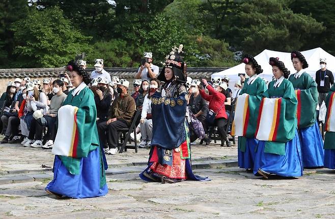 18일 오후 종묘 영녕전에서 열린 ‘2022 묘현례 창작극, 세자빈의 첫 인사’ 공연 중, 세자빈이 입장하고 있다. 강창광 선임기자