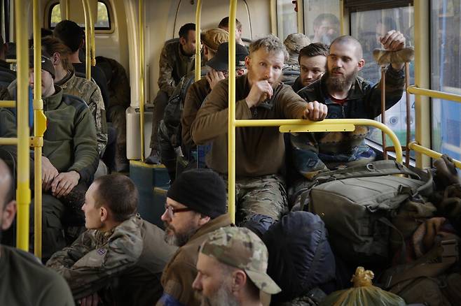 우크라이나 동남부 마리우폴의 제철소에서 러시아군에 맞서던 우크라이나 군인들이 17일 제철소에서 러시아군 통제 지역으로 이동하는 버스에 앉아 있다. 올레니우카/AP 연합뉴스