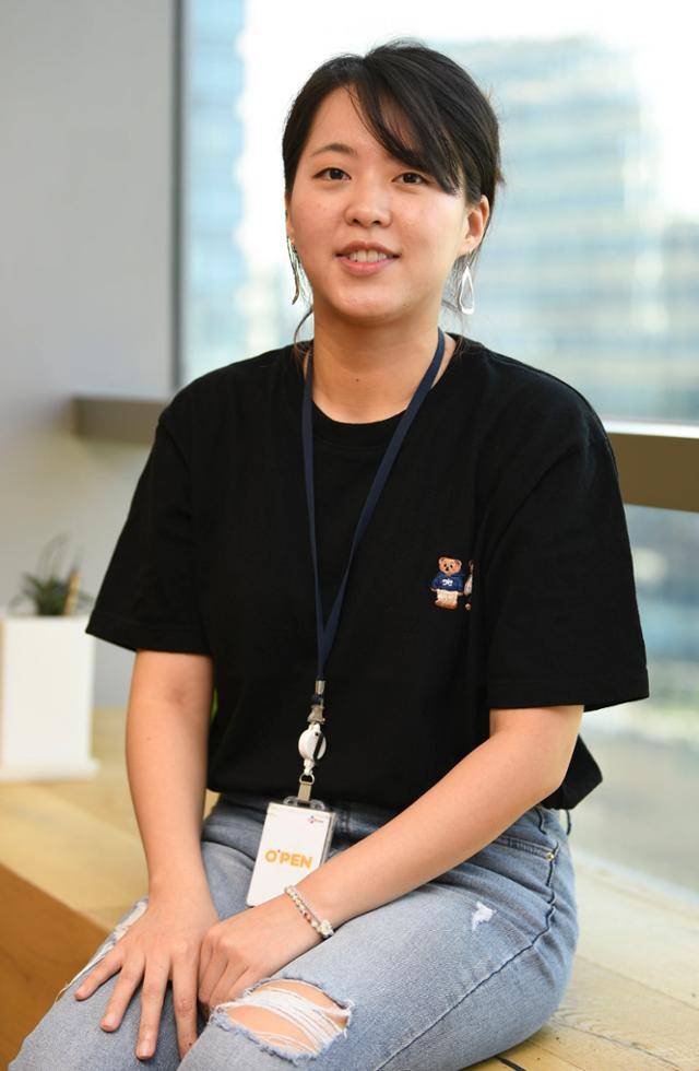 16일 오후 서울 마포구 CJ오펜에서 드라마 'XX+XY' 홍성연 작가가 본지와의 인터뷰 후 카메라를 향해 포즈를 취하고 있다. 최주연 기자