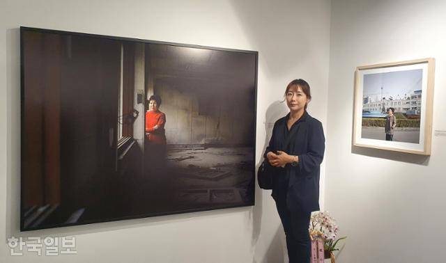 김은주 사진작가가 지난 5일 광주 동구 전일빌딩245에서 열린 '오월어머니 그 트라우마' 사진전에서 사진에 대해 설명하고 있다. 광주=윤한슬 기자