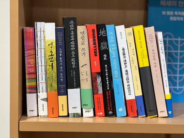 연실씨는 어디를 가나 자신을 ‘책 만드는 사람’으로 소개한다. 자신이 세상에 내놓은 책들이 결국은 자신을 지켜줄 것이라 여긴다. 이야기장수 사무실의 서가 한쪽에는 그가 10여년간 만들어온 책들이 빼곡히 꽂혀있다. 박지윤 기자