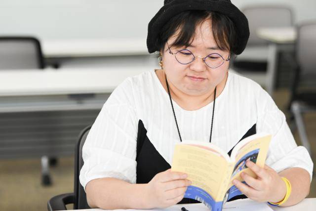 2021년 여름 출간된 책 '우리 사이엔 오해가 있다'를 살펴보고 있는 연실씨. 김하겸 인턴기자