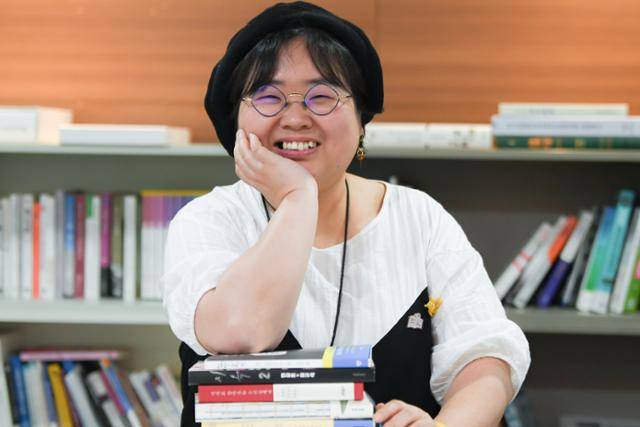 ‘너는 어떻게 그렇게 네 책에 확신을 갖느냐’고 많은 이들이 물어본다. 그가 내놓는 답은 언제나 하나다. "많은 시간을 들이니까요. 제 수명을 떼어주면서 책을 만들거든요. 그러니 그 많은 시간의 결과물을 믿을 수 있어요. 시간을 넣지 않고, 잘하는 방법을 저는 달리 모르겠어요" 김하겸 인턴기자