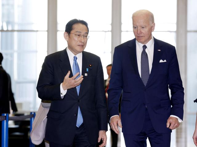 기시다 후미오(왼쪽) 일본 총리와 조 바이든 미국 대통령이 지난 3월 24일(현지시간) 벨기에 브뤼셀에서 만나 걸어가며 대화하고 있다. 두 정상은 정식 회담이 아닌 서서 대화하는 방식으로 단시간 이야기를 나눈 것으로 전해졌다. 브뤼셀=교도 연합뉴스