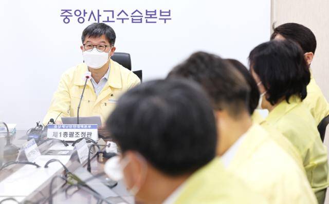 이기일(왼쪽) 중앙재난안전대책본부 제1총괄조정관(보건복지부 2차관)이 18일 오전 세종시 정부세종청사에서 열린 코로나19 대응 회의에서 발언하고 있다. 세종=연합뉴스