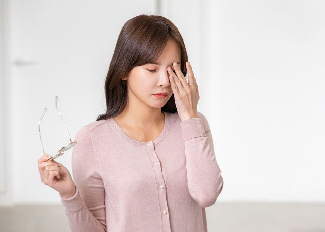 카페인 섭취 때문에 눈밑 떨림이 발생할 수 있다./사진=클립아트코리아
