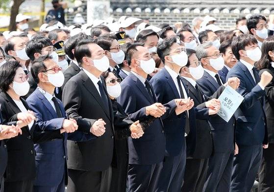 윤석열 대통령이 18일 국립5·18민주묘지에서 제42주년 5·18민주화운동 기념식에서 참석자들과 함께 '임을 위한 행진곡'을 제창하고 있다. 프리랜서 장정필