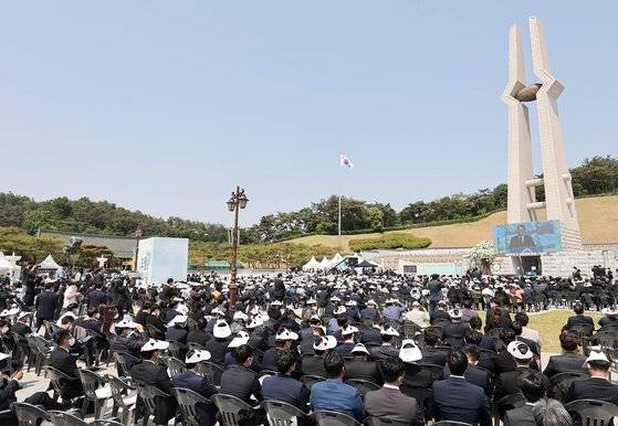 18일 오전 광주광역시 북구 운정동 국립 5·18 민주묘지에서 제42주년 5·18민주화운동 기념식이 진행되고 있다. 프리랜서 장정필