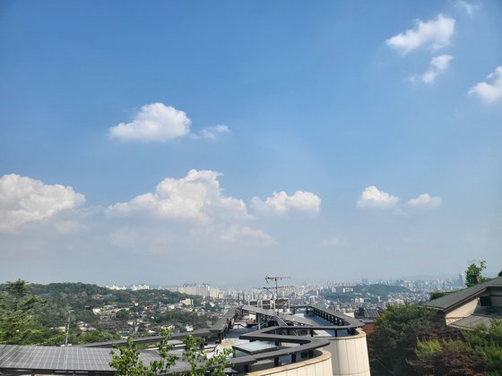 김 전대표 동네의 다른 집에서 찍은 서울 시내 풍경. 이 곳에서 보는 서울 야경도 색다르다. 함종선 기자