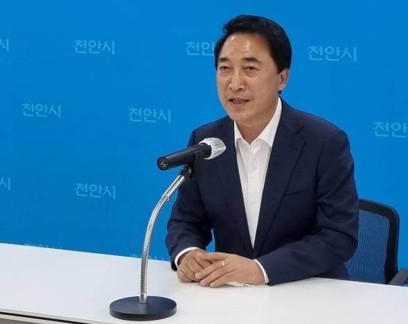 박수현 더불어민주당 충남지사 총괄선대본부장이 18일 천안시청을 찾아 코로나19 확진 판정을 받아 격리 중인 양승조 후보 건강상태에 대해 설명하고 있다. 강태우 기자