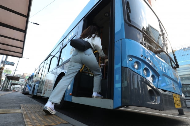 서울역 버스정류장에서 버스들이 운행하고 있다. 사진=뉴스1