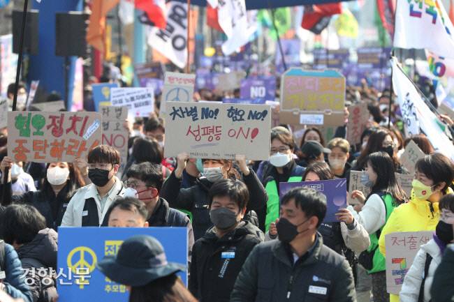 지난 3월8일 세계 여성의 날을 맞아 민주노총 조합원들이 ‘성차별 타파’를 외치며 서울 중구 시청역에서 종로구 대학로까지 행진하는 성평등 운동회를 하고 있다. 한수빈 기자
