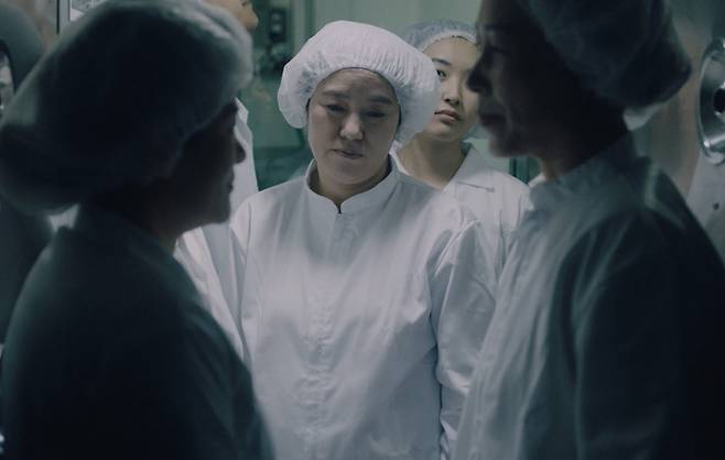 정지혜 감독의 <정순>은 동네 식품공장에서 일하는 정순(김금순·가운데)의 시선을 그린다. 전주국제영화제 제공.