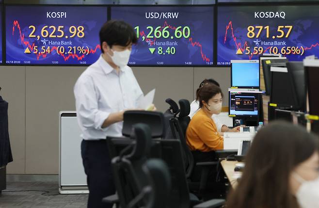 18일 오후 서울 중구 하나은행 딜링룸에서 직원들이 업무를 보고 있다. 연합뉴스