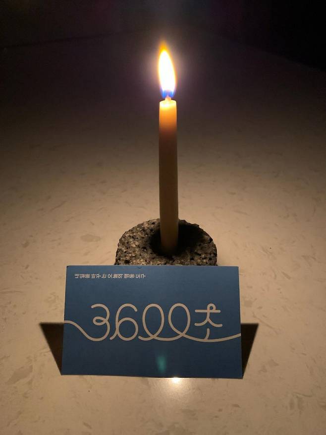 앨리스 크레스웰양이 어머니 오은선씨와 함께 지난 3월 26일 ‘어스아워(Earth Hour)에 참여하며 전등을 끄고 촛불을 켜뒀다. 오씨는 “앨리스가 이날 프로그래머인 아버지도 1시간 동안 컴퓨터 앞에 앉지 못하게 했다”고 했다. 오은선씨 제공