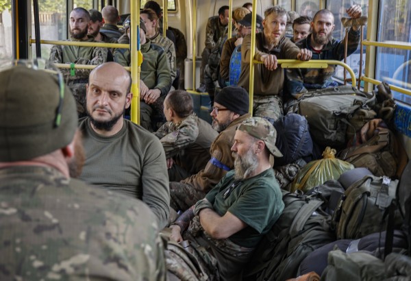 17일(현지시간) 우크라이나 마리우폴에 있는 아조프탈 제철소에서 우크라이나 군인들이 버스에 앉아 대피하고 있다. EPA 연합뉴스